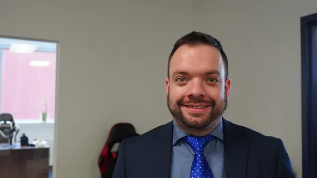 Portrait souriant d'un membre de l'équipe, cravate bleue