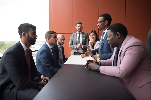 Réunion d'équipe autour d'une table